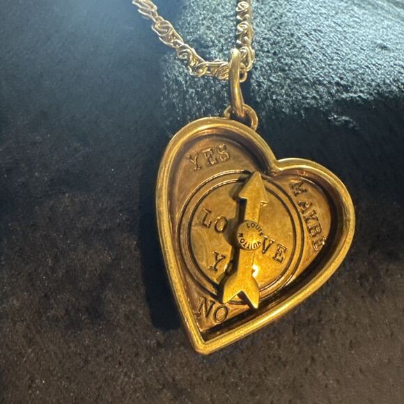 Unbranded Large Gold Tone Heart Shape Moveable Arrow Charm w/ 23” Necklace L-V - Picture 2 of 11